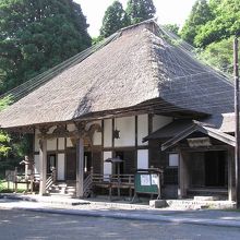 萱葺き屋根の善光寺