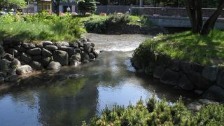 そばに鴨々川が緩やかに流れています