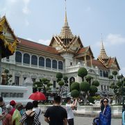 西洋風の宮殿にタイの伝統的な大屋根が・・・タイの帝冠様式？