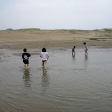 オアシスで遊ぶ子供達