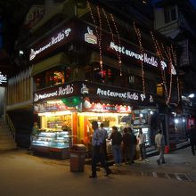 １階にあるケーキ屋さんもインドとしてはまぁまぁ。