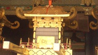 三基の金ピカ神輿が収納されている