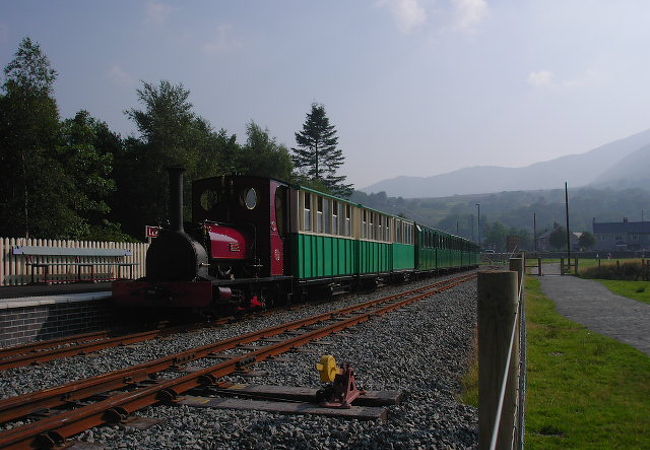 湖岸をゆったり走る観光鉄道