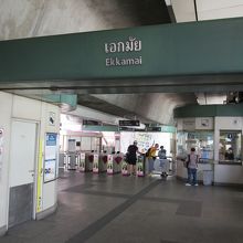エッカマイ駅を降りてすぐ