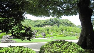 美しい日本庭園と美術が楽しめる