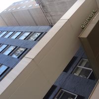 外の騒音はマンハッタンでは仕方ありませんね。。