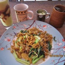 《クウェティアウ・ゴレン・ベジタブル》と《アボカドジュース》