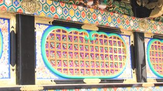 透塀とは唐門から左右に延びて本社を囲んでいる、塀の中が透かし見える塀のこと