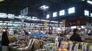 いろいろなお店が入ってます。