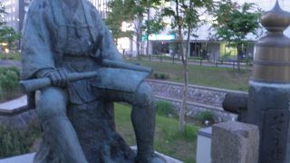 創成橋のわきにある大友亀太郎の像