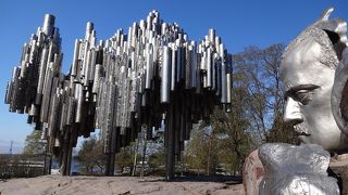 海辺にあるキレイで音楽家のモニュメントがある公園♪