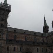 小高い丘の上にそびえるバンベルクの象徴の大聖堂