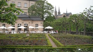 バラ園を通って市街の眺望を楽しむ