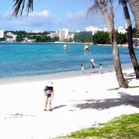 ホテルからお魚泳ぐビーチまでは5分以内。水着のまま直行OK