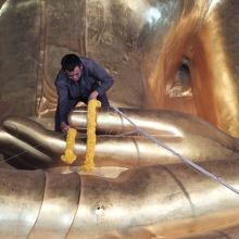 お供えを手のひらまで届けた男性。びっくり。