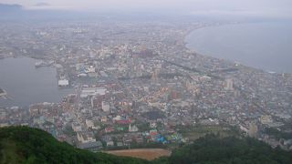 夜は交通規制されている