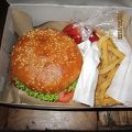 ビーフバーガーの大きさ、ハンパない。