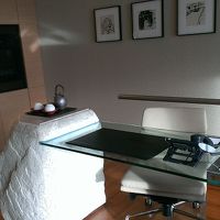 デスク横の白い石には、実は引き出しが４つ付いています。