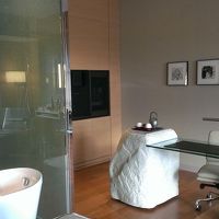 客室側のガラス扉を開けると、バスタブが見えます。