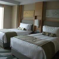 少し高めのベッド。寝心地は良かったです。