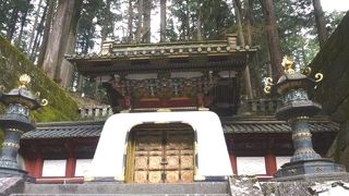 門から先は非公開　この先は家光の墓所にあたる奥の院です。