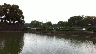 東京駅から二重橋までの途中にあります!!