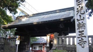 その名の通り、黒い色の門です　国の重要文化財です