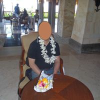 ロビー。到着するとレイをかけてくれました。良い匂い。