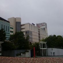 駅前にそびえ立ちます。