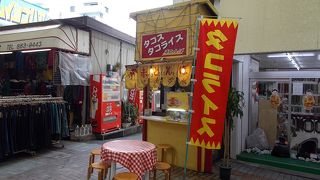 那覇の中心部、牧志公設市場を抜けたところにある地元でも有名なタコス＆タコライス屋さん！　～　タコス＆タコライスの店　赤とんぼ　～