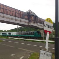 ホテルの駐車場の目の前は、観光列車が停まる駅。