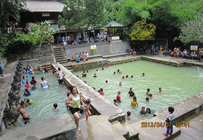 森林浴効果もありそうな、豊かな緑に囲まれた温泉施設です！