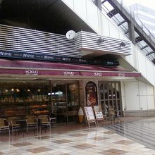 広場の奥にあるお店です。