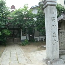 門柱が目印、右手に小さいお堂