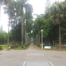 南国ムード満点な公園入り口。