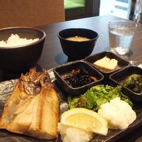 朝食はセットメニュー。ごはん、お味噌汁はお代わり自由。