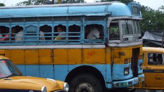 窓のガラスがないバス