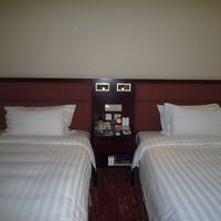 ちょっと古いですが、清潔で満足のいく内装です。