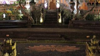 カフェ・ロータスの奥、蓮池に浮かぶ寺院。夜遅くも内部を見学できます。