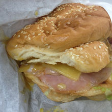 タムバーガー。パティがないから軽めのバーガー。