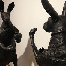 皮ジャケットなどを利用して作られたカンガルー