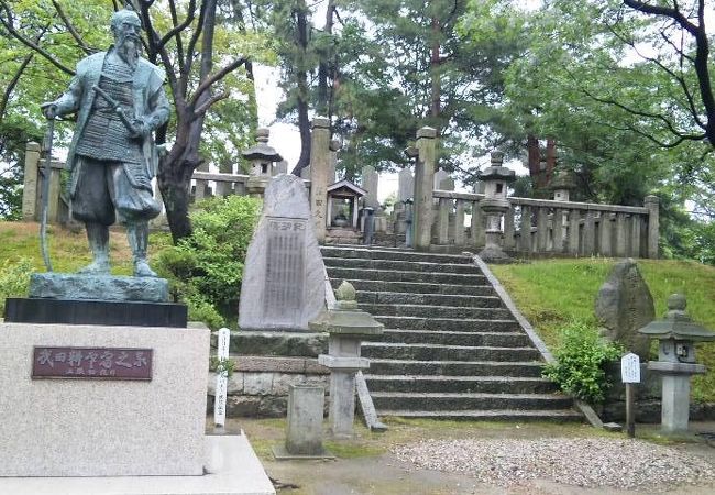 京都を目指すが敦賀の手前で降伏し処刑された水戸浪士３５３人の墓。