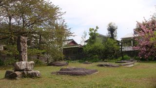 礎石が残ります