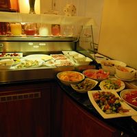 朝食の内容　このほかに飲みもの　パン　ケーキ　スクランブルエ