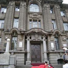 建物の正面。結婚式の撮影中　