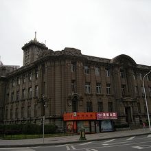 斜めからの建物　近くから見るのがいちばん綺麗です