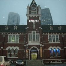 雪がちらつく旧大連民政署