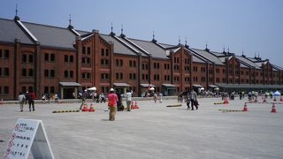 横浜の象徴の一つ、景色良し、お土産買うにも便利な場所です