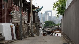 北村の通りからソウルの街並みのながめ