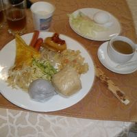 灰色の饅頭は餡子がなにかの芋？みたいで、隣の茶色いパンは何も